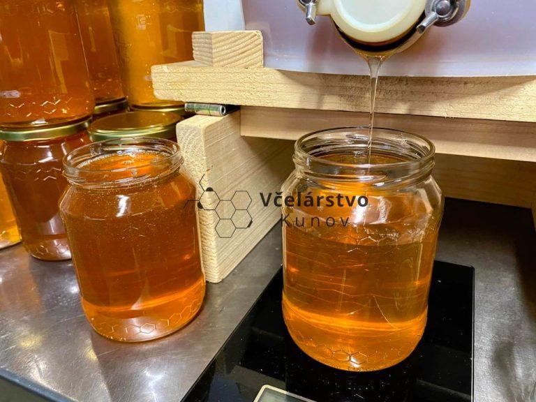 včelí med v pohároch